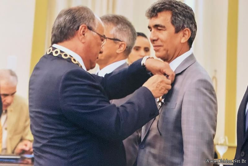 Juiz de Direito Otávio Albuquerque recebendo sua medalha